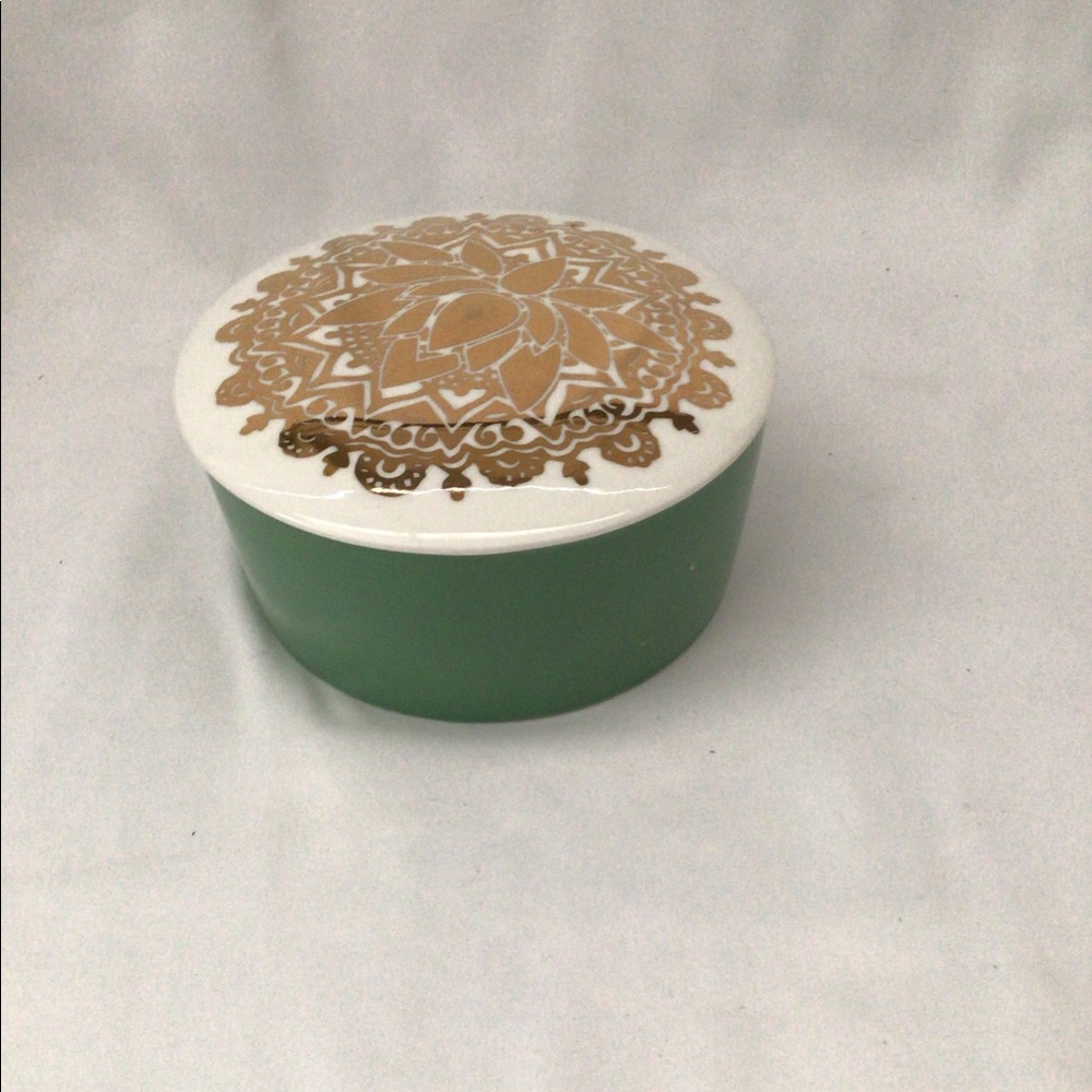 Ceramic bowl with lid